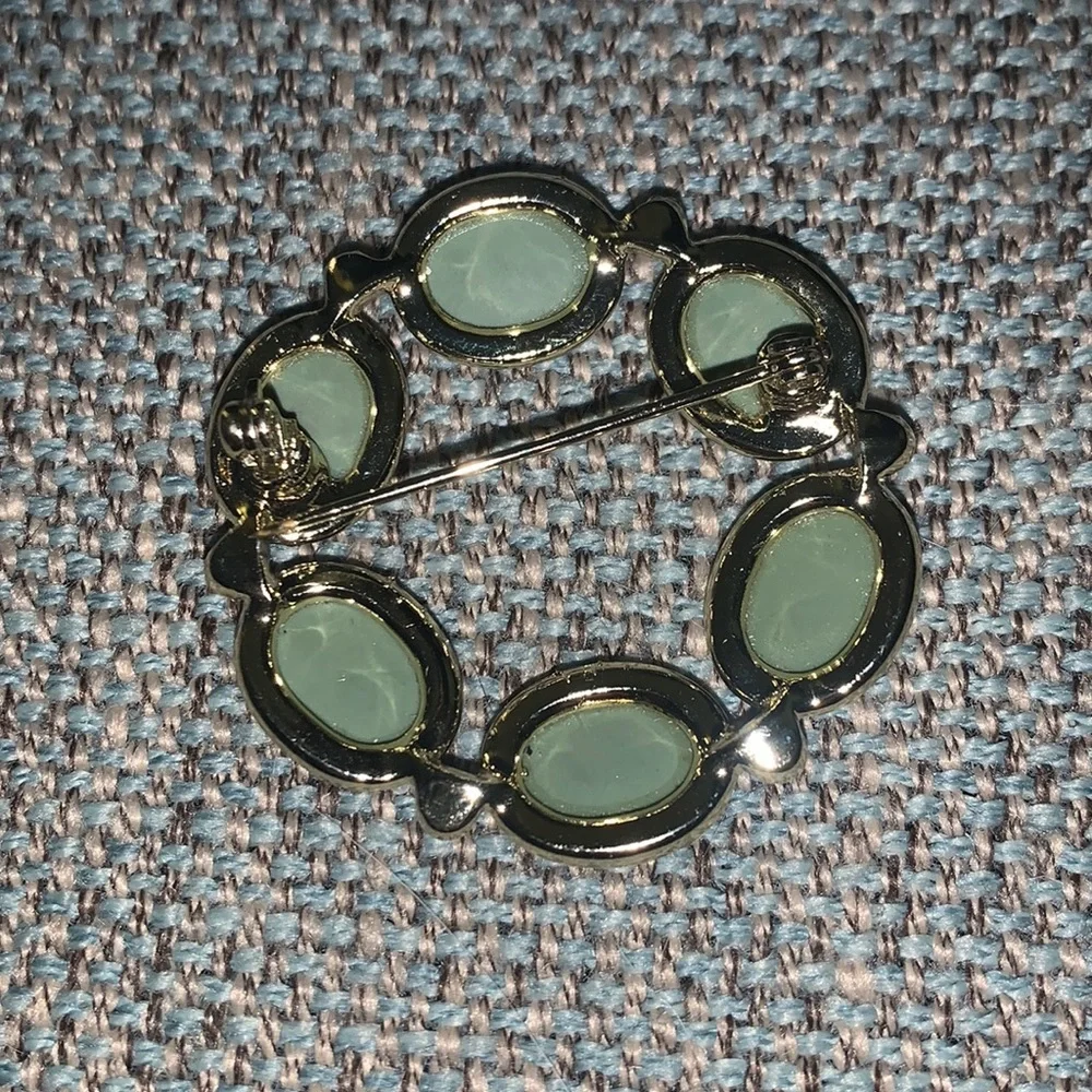 VINTAGE CAMEO BROOCH silver-toned. Cameos look green but they’re blue - Picture 2 of 3